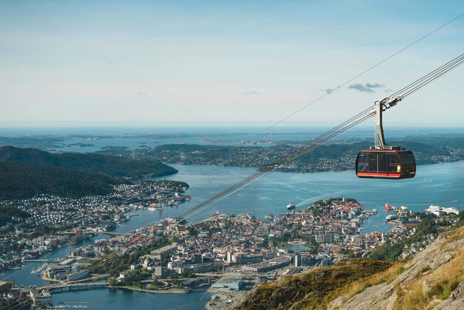 Toppbilde: Ulriksbanen svever over Bergen