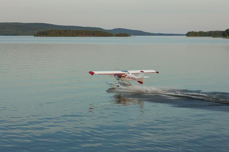 Eksempelbilde: sjøfly lavt over vannet
